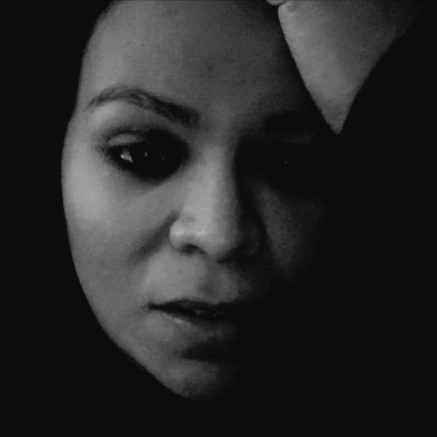 Retrato de Sharon Aurelio en blanco y negro